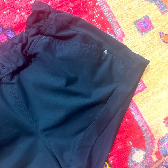 LULULEMON cuffed black shorts sz 8 - Picture 3 of 5